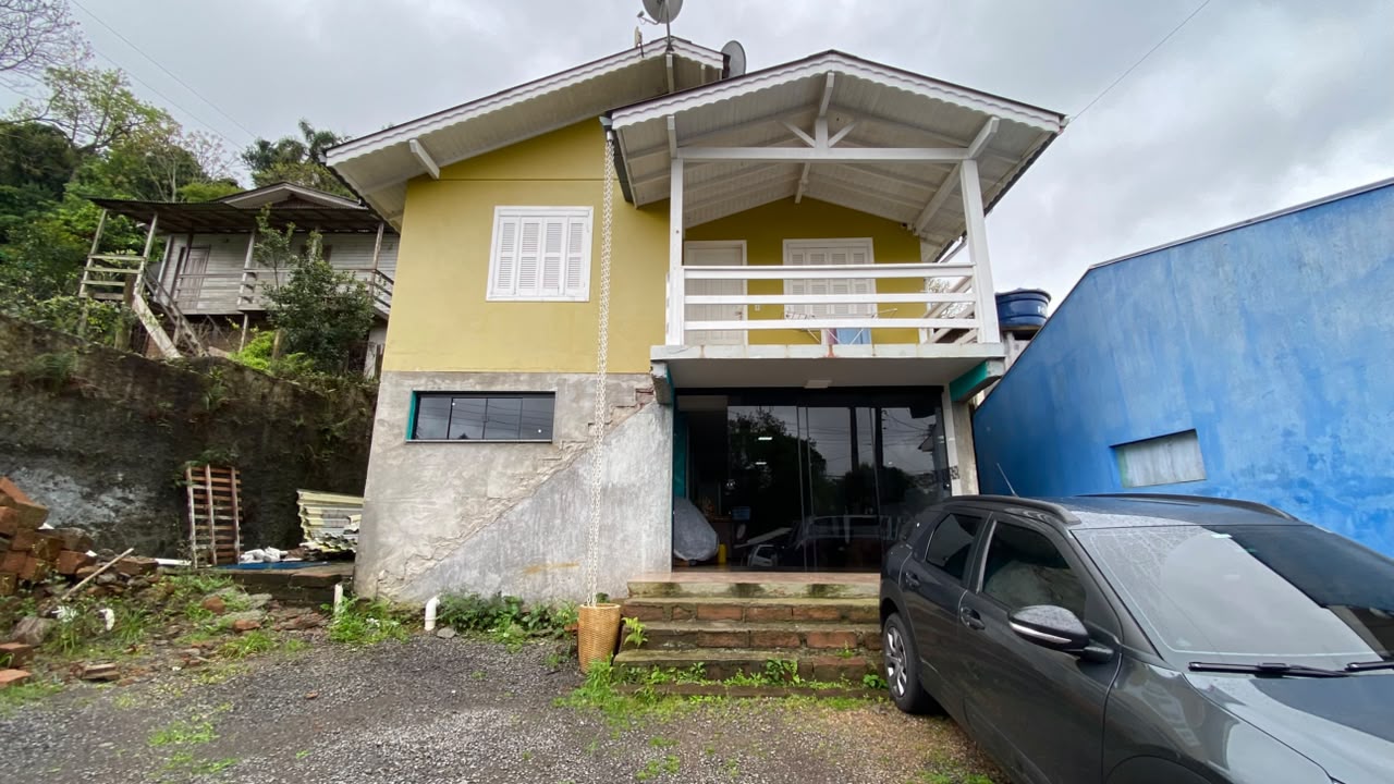 Casa Versátil com 4 Quartos e Amplo Terreno de 672 m² na Serra Gaúcha